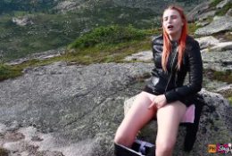 Девушка решила расслабиться, помастурбировать свою киску и получить оргазм высоко в горах!